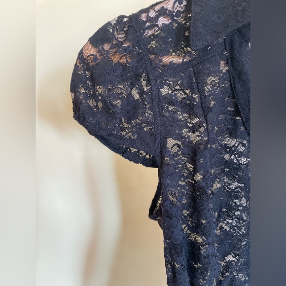 Vintage sheer lace black top, button details, puff sleeve, cinched waist - Picture 2 of 6